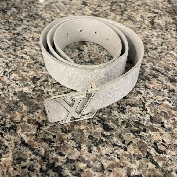 Men's Size 90/36 Louis Vuitton Initials White LV Taiga Leather Belt SPBJB 345082 - Picture 1 of 6